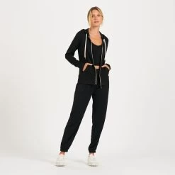 Vuori Women's Halo Performance Hoodie -Fashionable Clothing Store VW201HBK 4 2048x e18a7051 c462 4bb1 9f20 3beed9674526